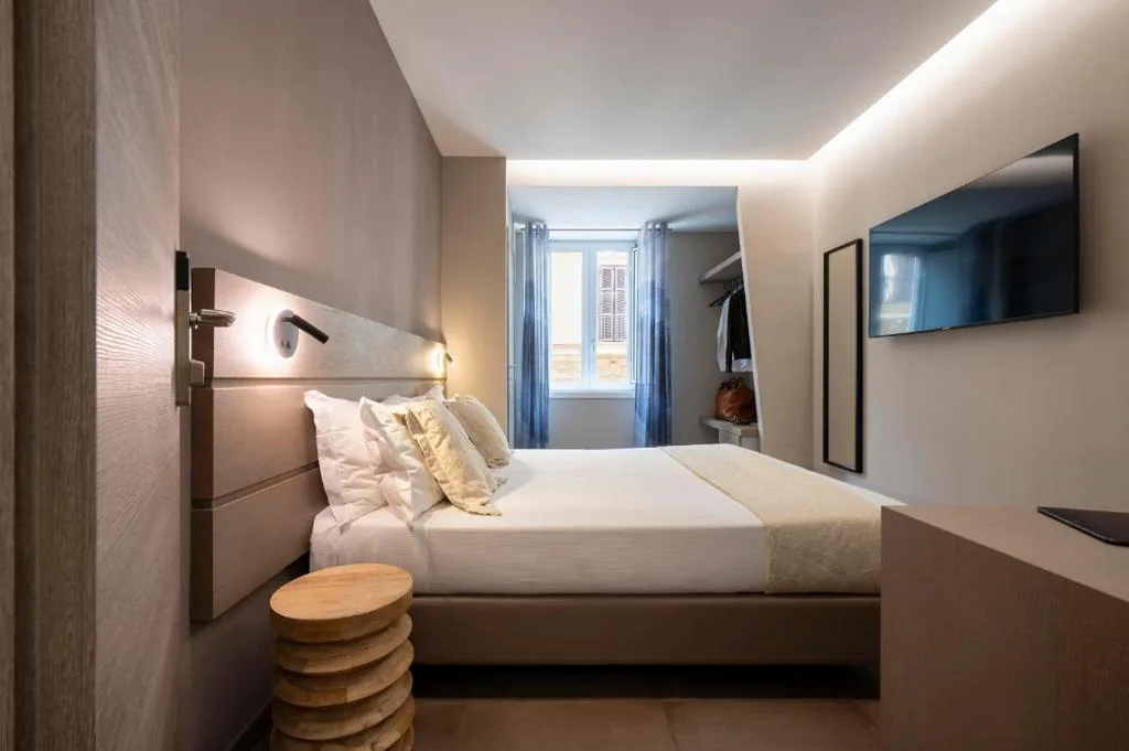 Queen Standard Room — The Point Suites Rome – Guest House