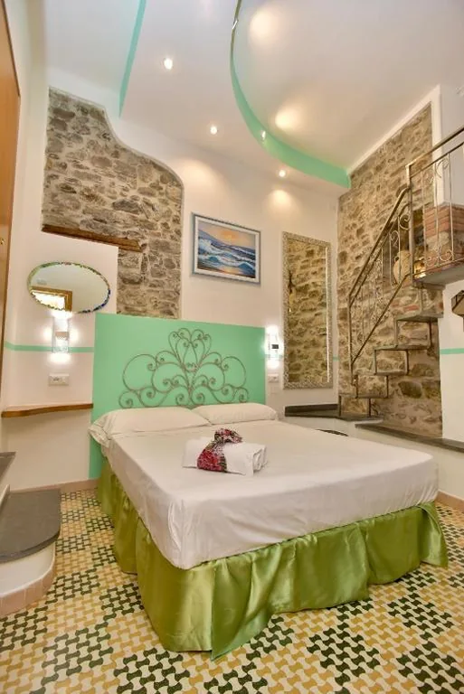 Camera Queen Standard — The Vernazza Main Plaza – Rooms & Apartment