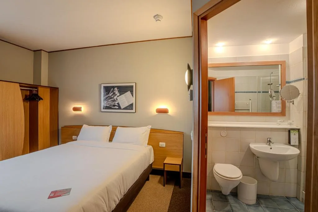 Queen Standard Room — Tulip Inn Turin South