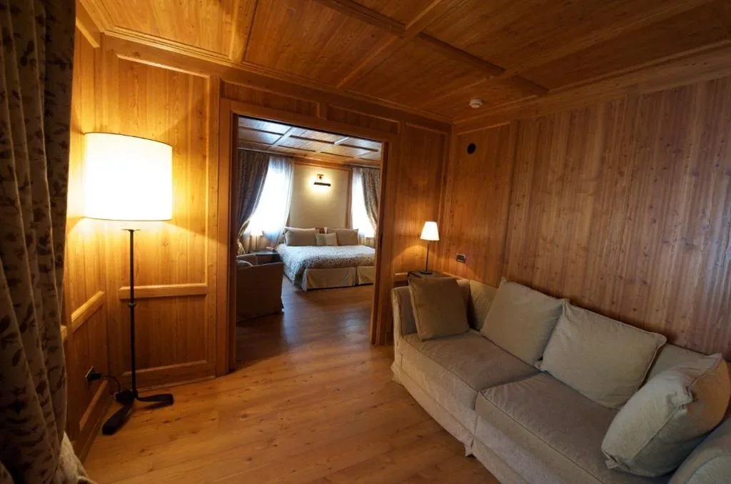 Queen Superior Room with Spa Access — Les Neiges D’Antan