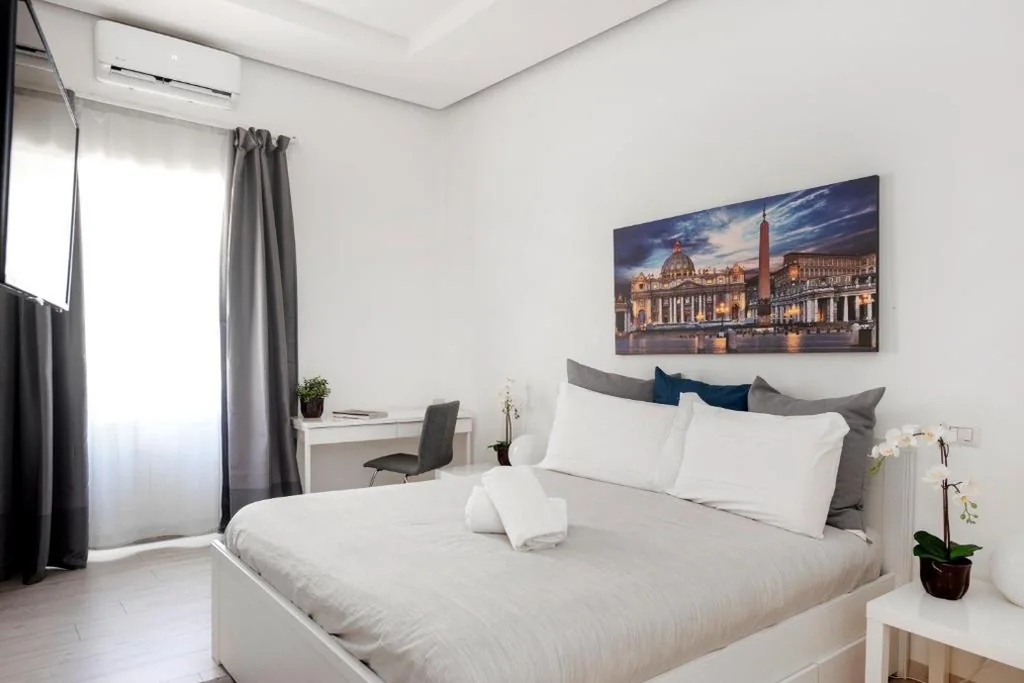 Queen Superior Room — Maison Piazza Cavour
