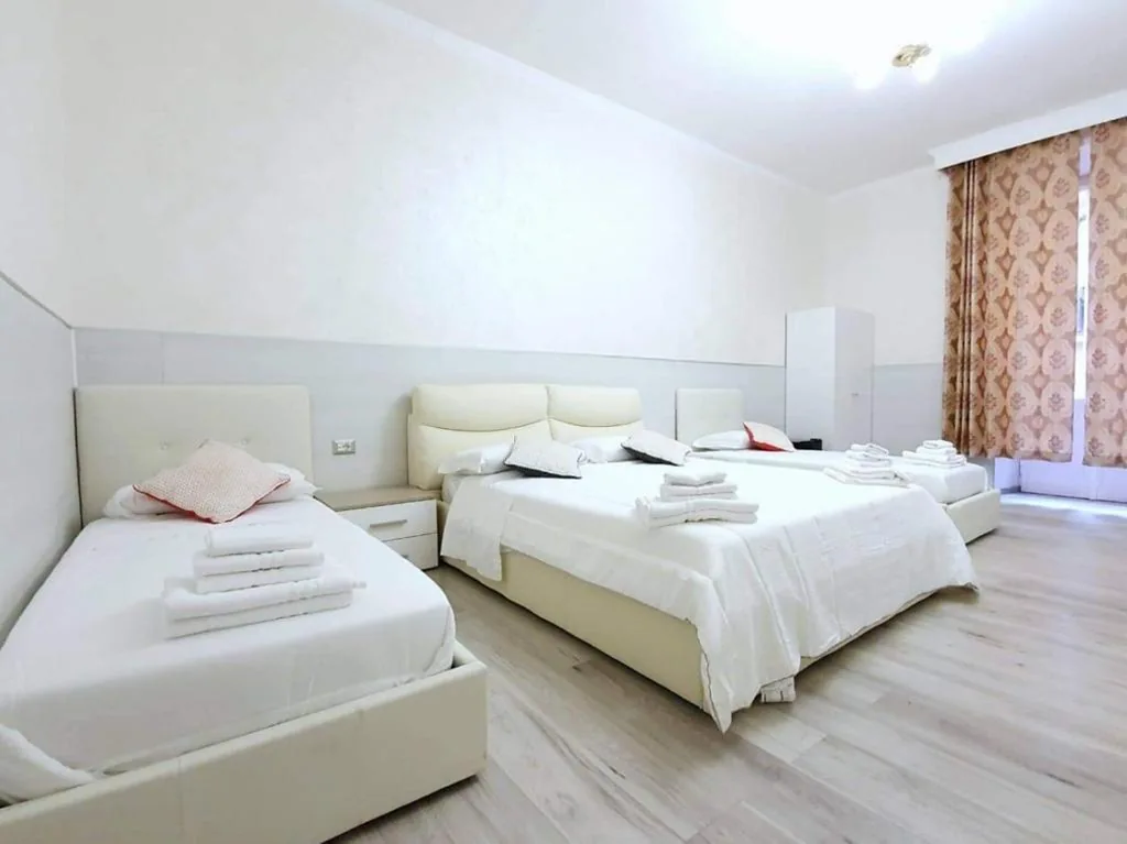 Quintuple Room with Balcony — Oscar suite home