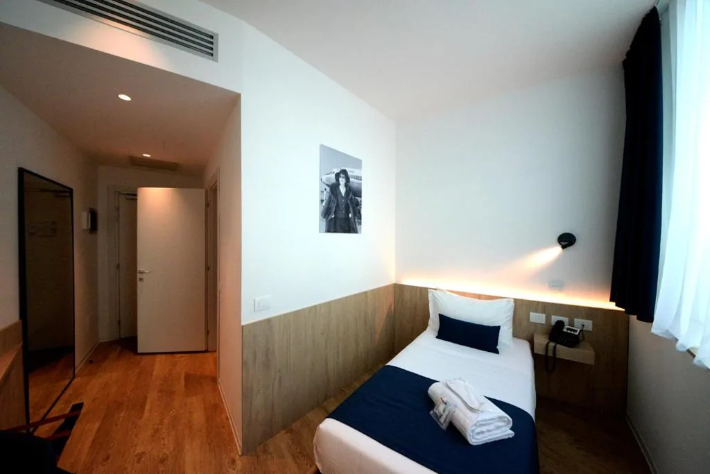 Single Room — Air Rooms Rome Airport by HelloSky