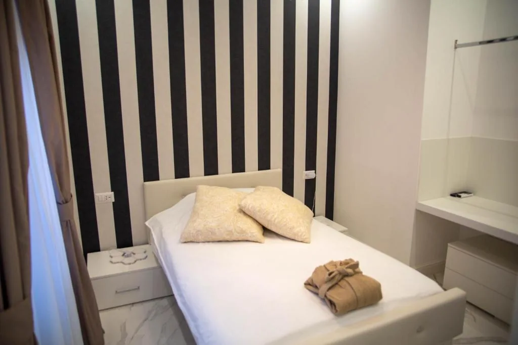 Large Single Room — FlyHouse Fiumicino