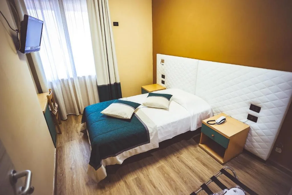Large Single Room — Hotel City
