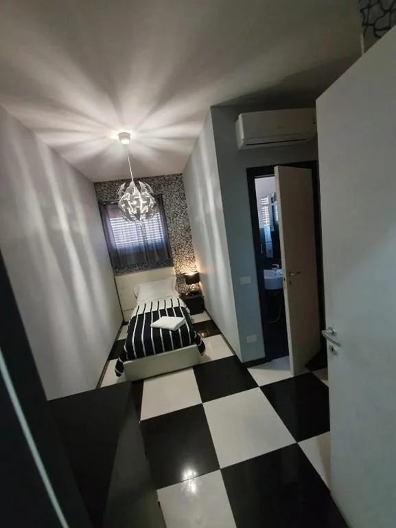 Single Room — Black & White G&G