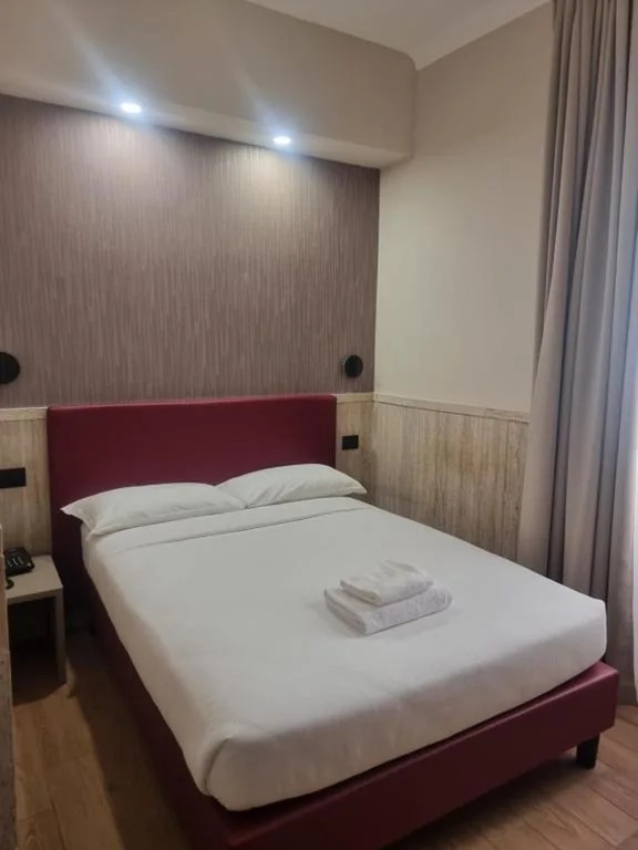 Single Room with Disabled Access — Hotel Pyramid