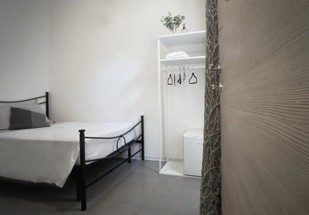 Single Room with Bathroom — Affittacamere Everest