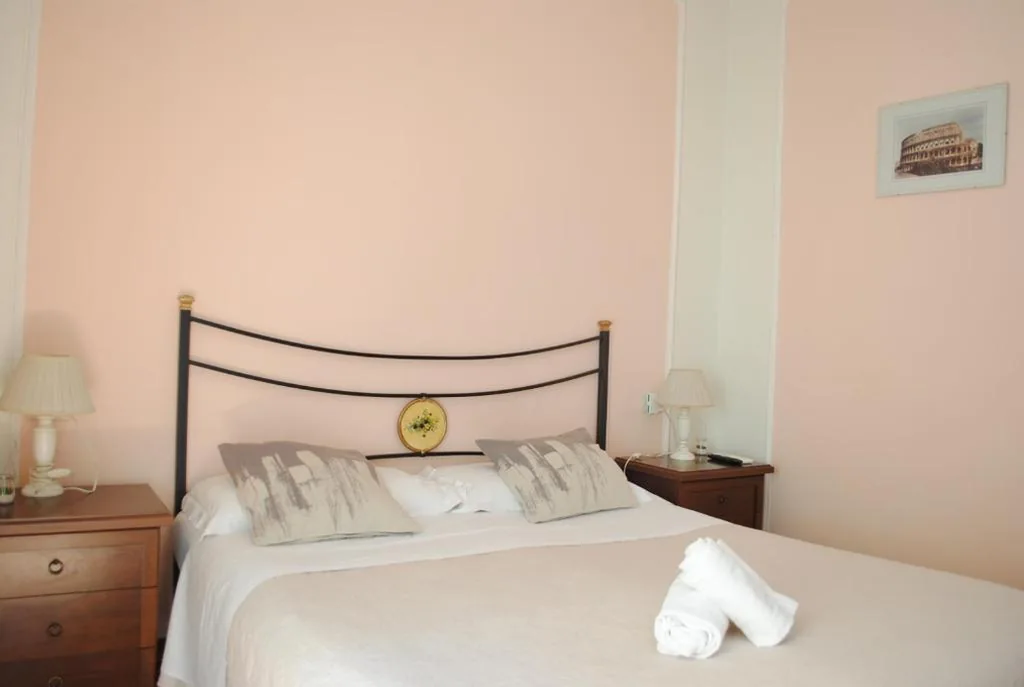 Camera Singola con Bagno — Dreaming Navona Rooms