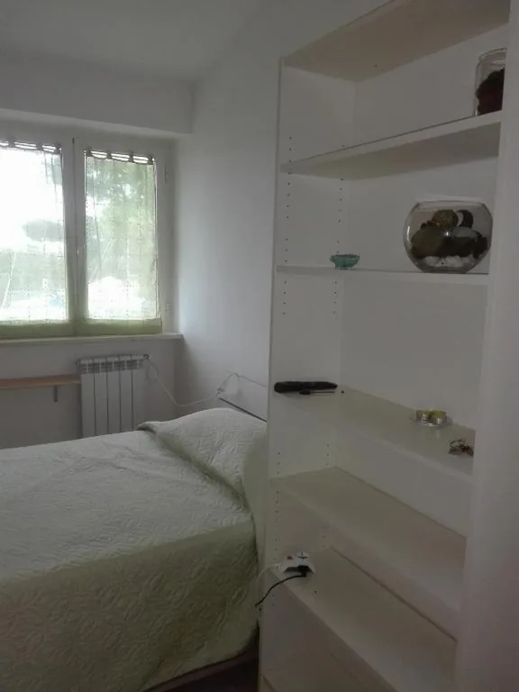 Single Room with Shared Bathroom — A La vue chambre BAGNO CONDIVISO SHARED BOTH2piano no lift NO ANIMALI a pagamento aria condizionata ed extra bed 3 MINUTI A PIEDI DA BUS PER FIERA DI ROMA