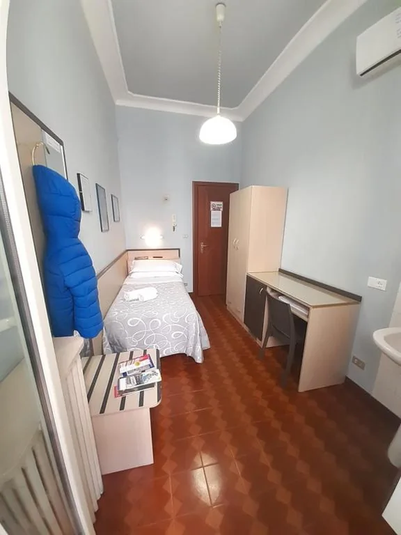 Camera Singola con Bagno in Comune — Albergo in Centro