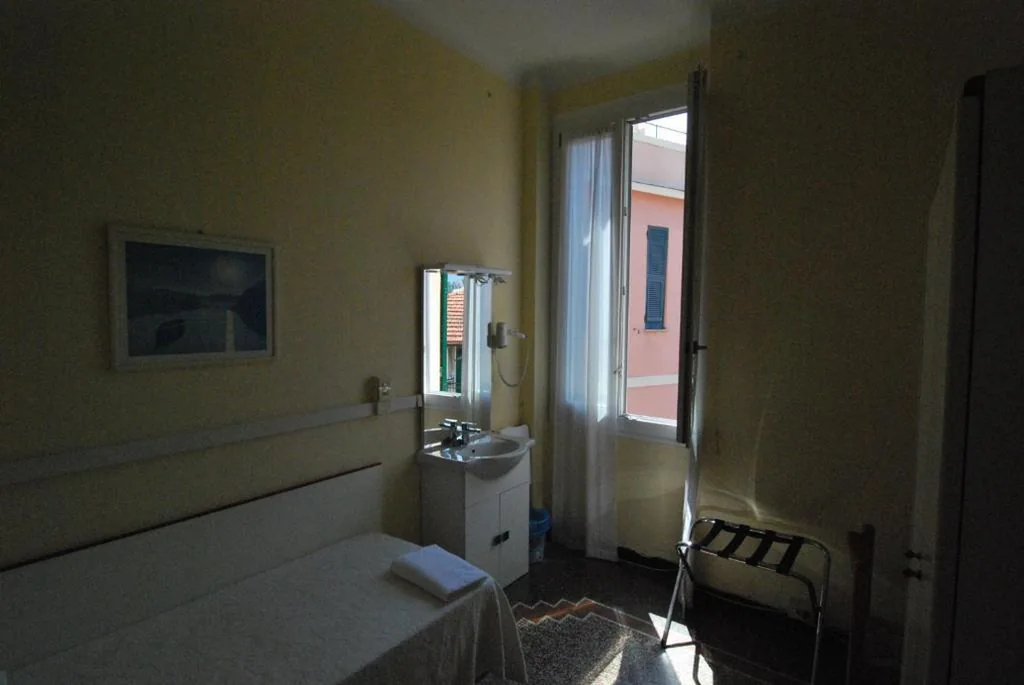 Single Room with Shared Bathroom — Albergo La Vela