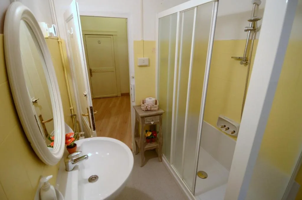 Camera Singola con Bagno in Comune — Albergo Novecento