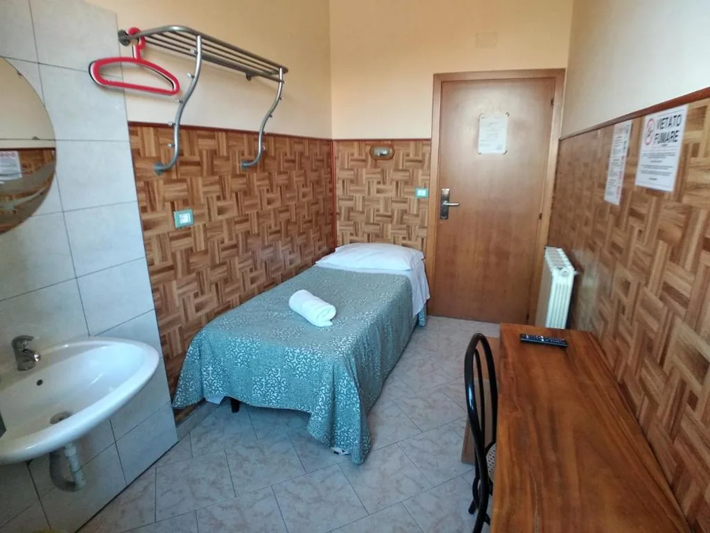 Single Room with Shared Bathroom — Cressy