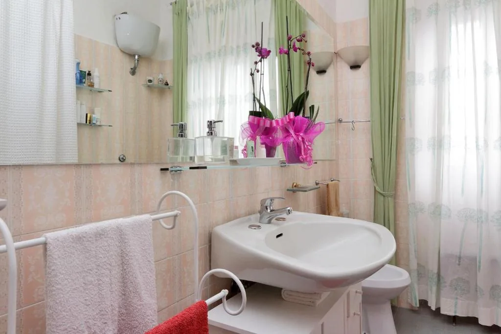 Camera Singola con Bagno in Comune e Balcone — A Casa di Silvana