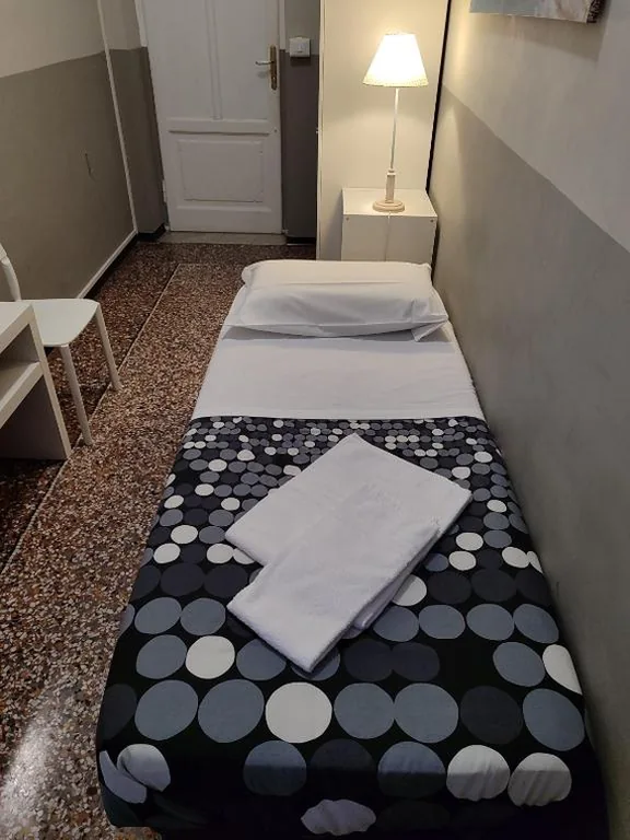 Camera Singola con Bagno in Comune — Guesthouse La Briosa Nicole