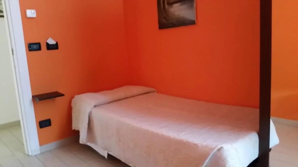Single Room with Shared Bathroom — Hotel Niagara