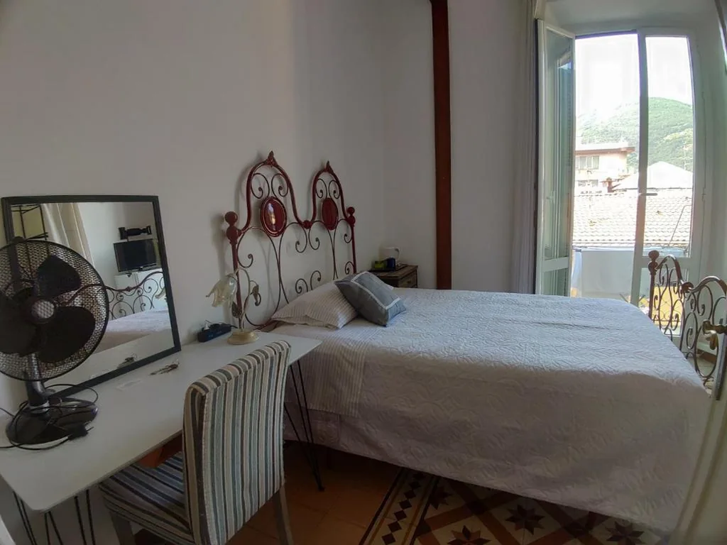 Camera Singola con Bagno in Comune — I Colori del Mercato
