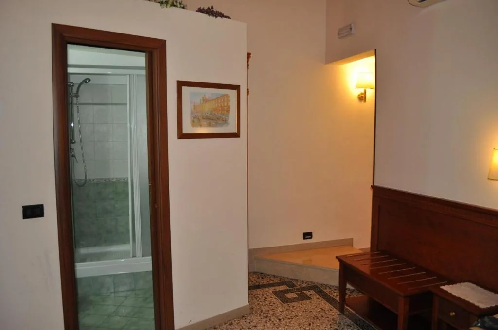 Single Room with Shared Bathroom — Paramount