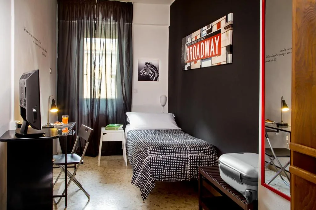 Camera Singola con Bagno in Comune — Radio Hotel