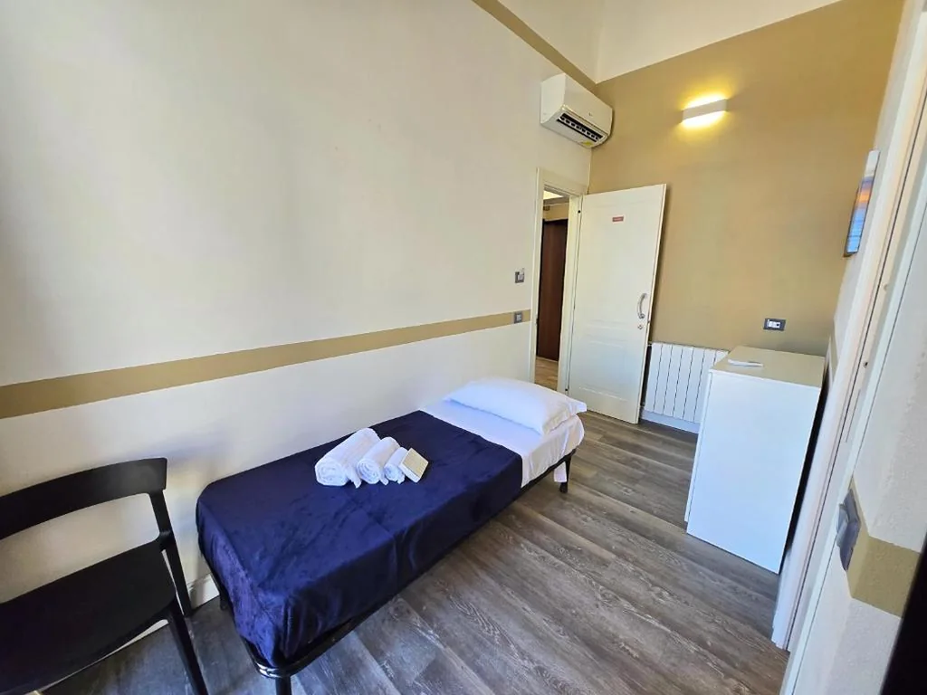 Camera Singola con Bagno Privato — Affittacamere Guest House Happy Holiday