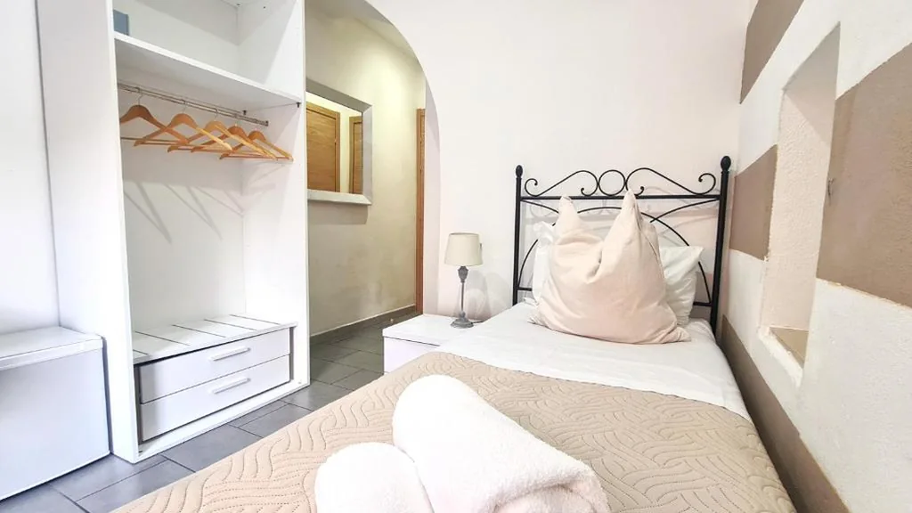 Camera Singola con Bagno Privato — Affittacamere Lunamar