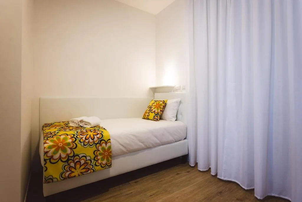 Single Room with Private Bathroom — Angelina Rooms in Rome