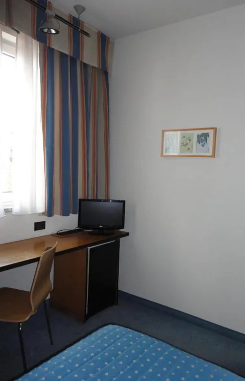Single Room with Private Bathroom — Cravero Rooms