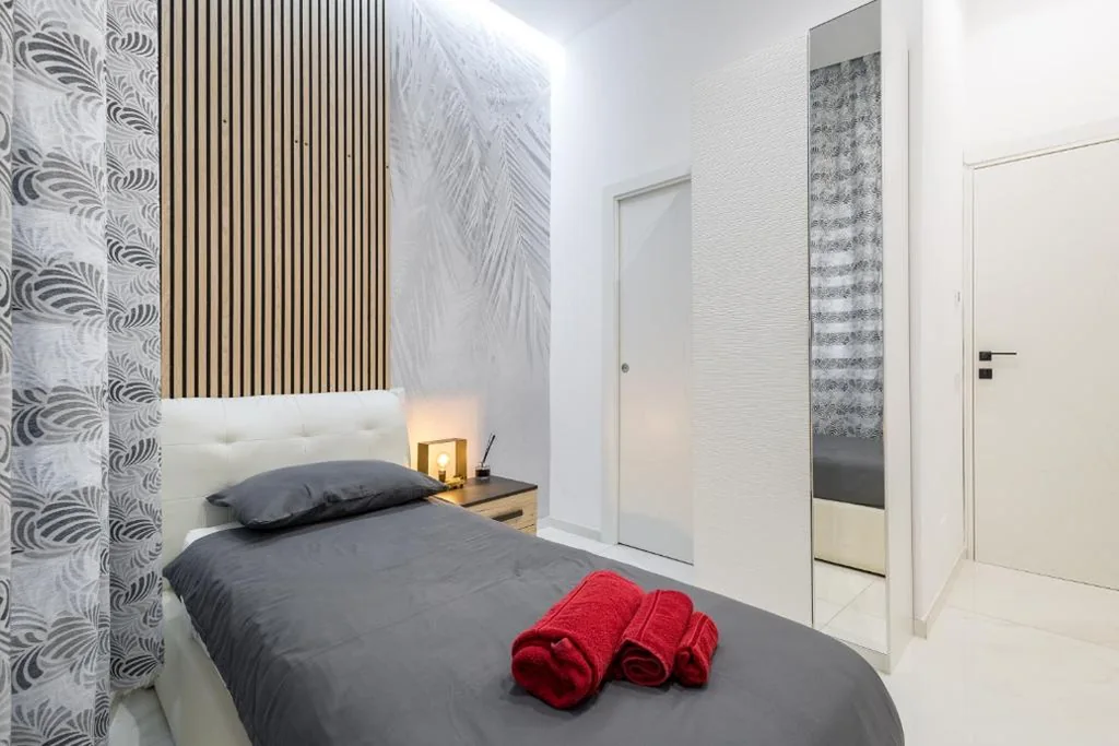 Single Room with Private Bathroom — Domus Iulia – Colosseo