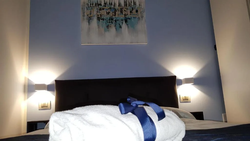 Camera Singola con Bagno Privato e Balcone — La Lira