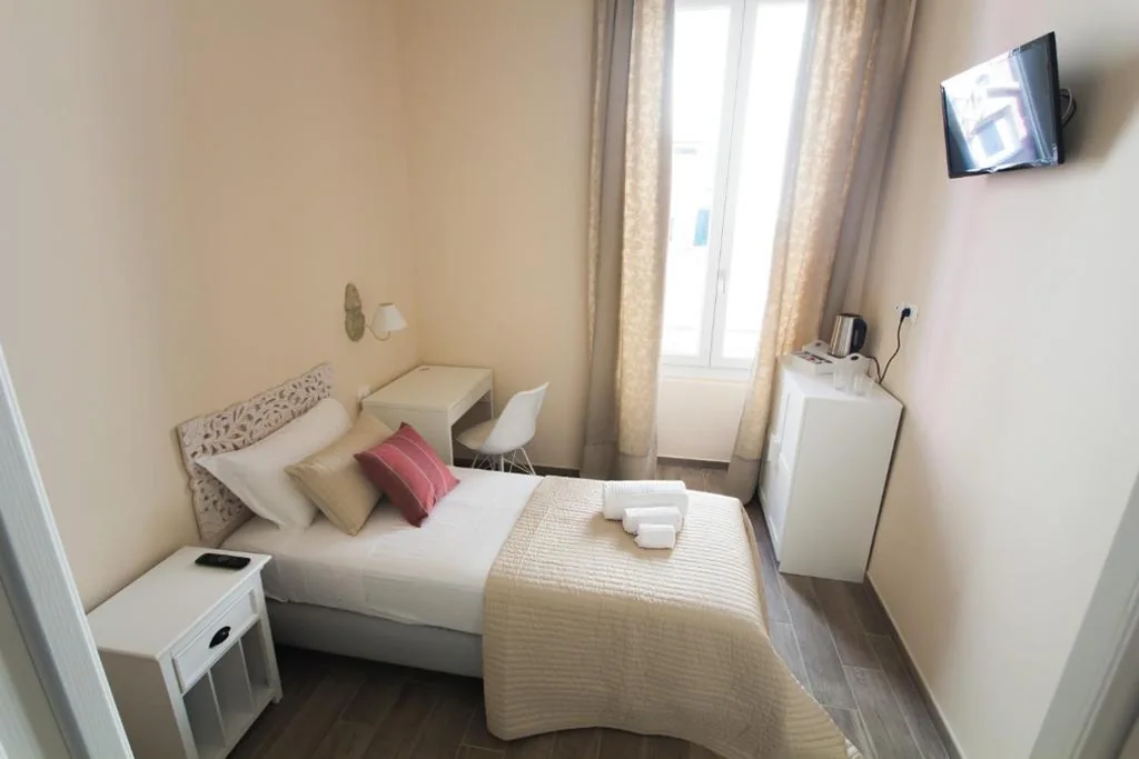 Camera Singola con Bagno Privato — Emily Rooms