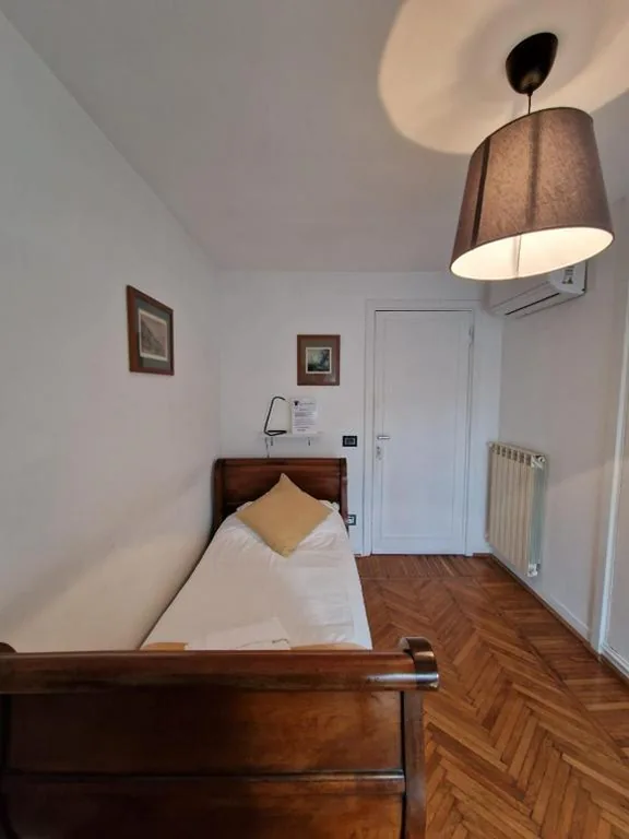 Single Room with External Private Bathroom — ELEGANT ROOMS PARIOLI