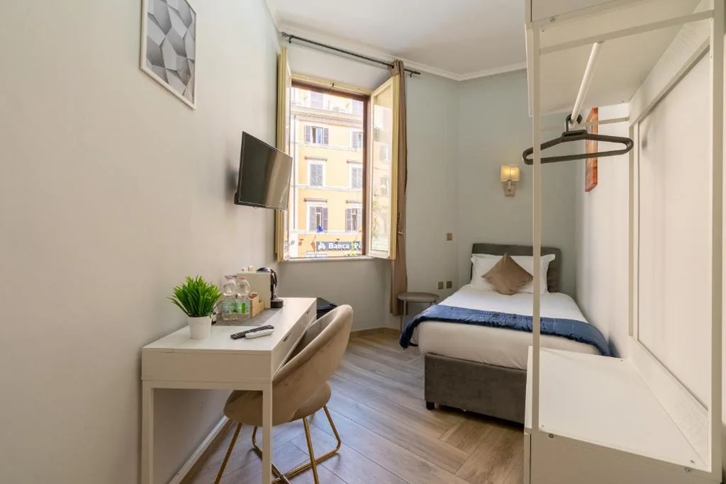 Single Room with External Private Bathroom — Giusi Rooms – Aetheria Esquilinus Guesthouse