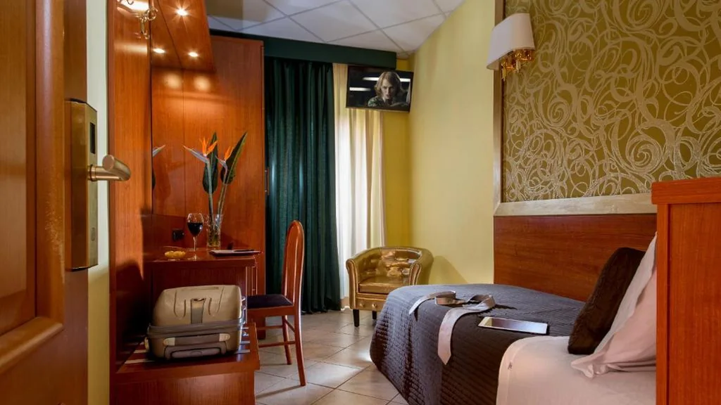 Camera Singola con Bagno Privato Esterno — IN Roma Vale&Hillary colosseo b&b