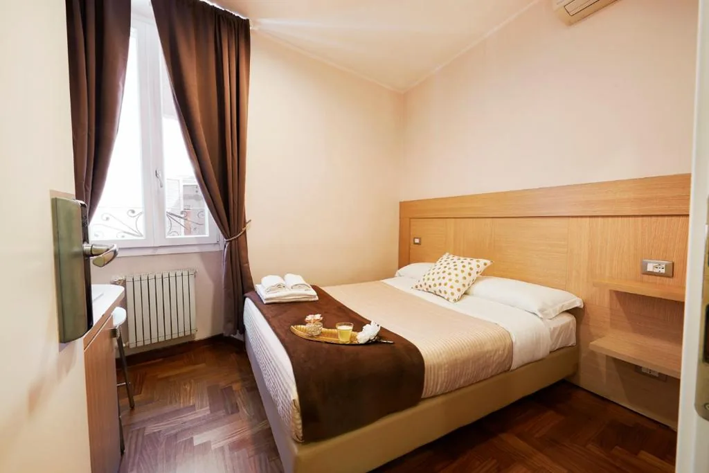 Single Room with External Private Bathroom — La Piccola Maison