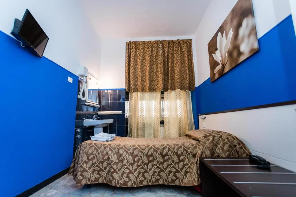 Camera Singola con Bagno Privato Esterno — Mini Hotel