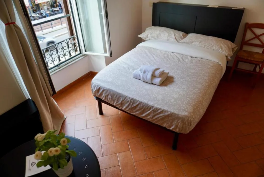 Camera Singola con Bagno Privato Esterno — Steps from the Vatican Guesthouse
