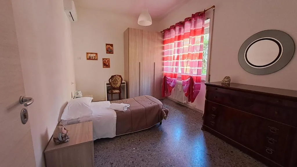 Camera Singola con Bagno Privato — Gold Sunshine srls Guest House o Affittacamere