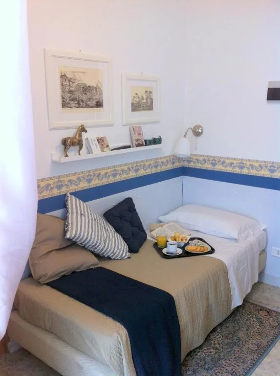 Single Room with Private Bathroom — Hotel Carmel