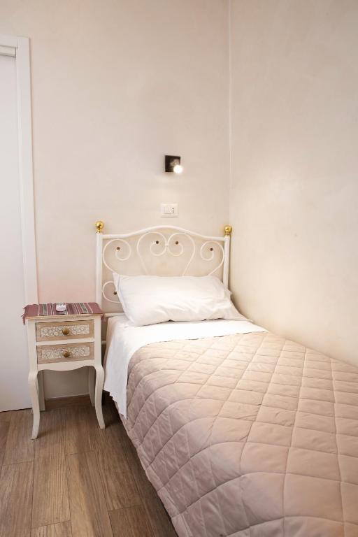 Single Room with Private Bathroom — Hotel Giugiù