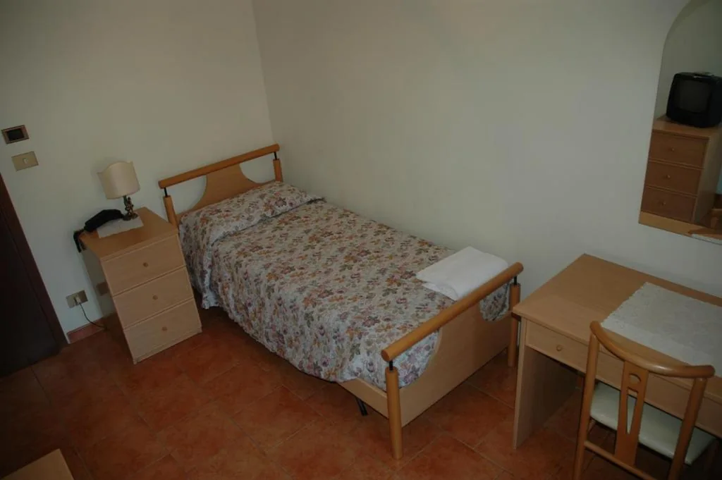 Single Room with Private Bathroom — Hotel Valentino