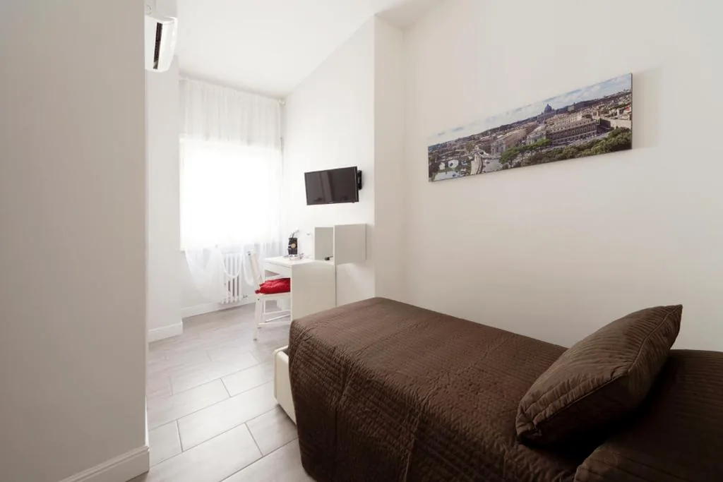 Camera Singola con Bagno Privato — Pianeta roma 48