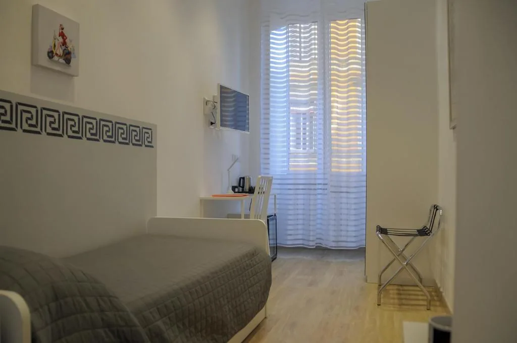 Single Room with Private Bathroom — Roma Vespahouse