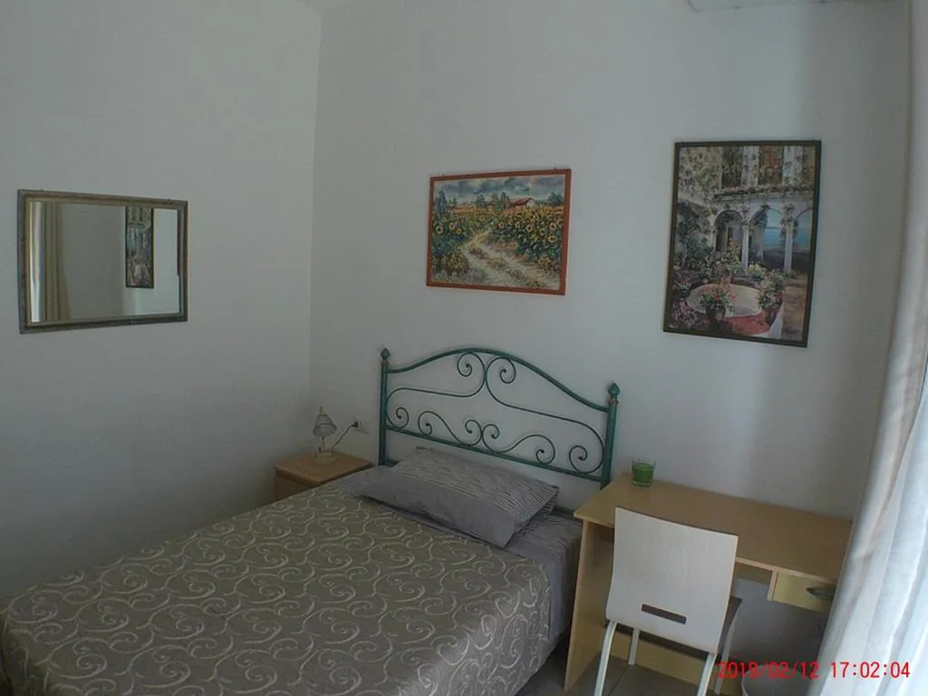 Single Room with Private Bathroom — un passo dal mare