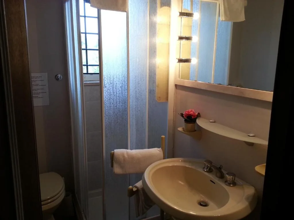 Camera Singola con Bagno Privato — Villa di Christian e Michelle