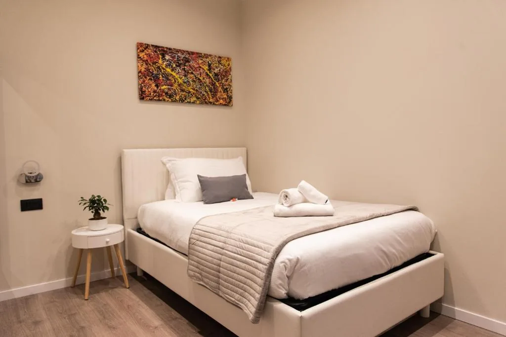 Camera Singola con Bagno Privato — XXIV Domus Luxury Suites