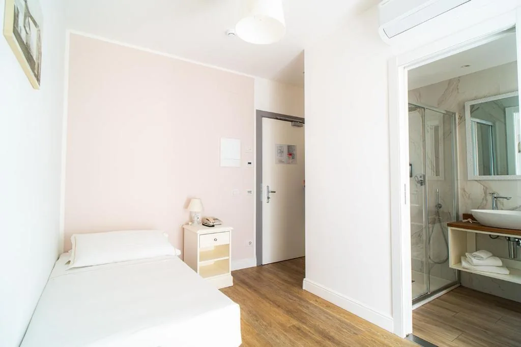 Camera Singola con Balcone e Vista Mare Laterale — Hotel Continental