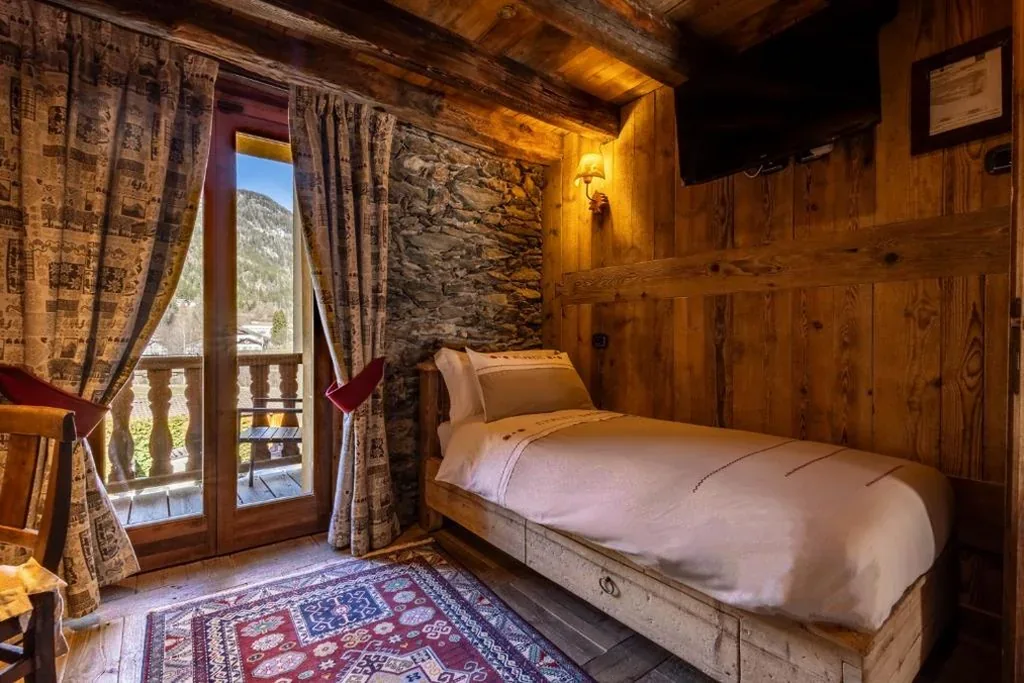 Single Room with Balcony — La Luge D’Antan Maison d’Hôtes & SPA