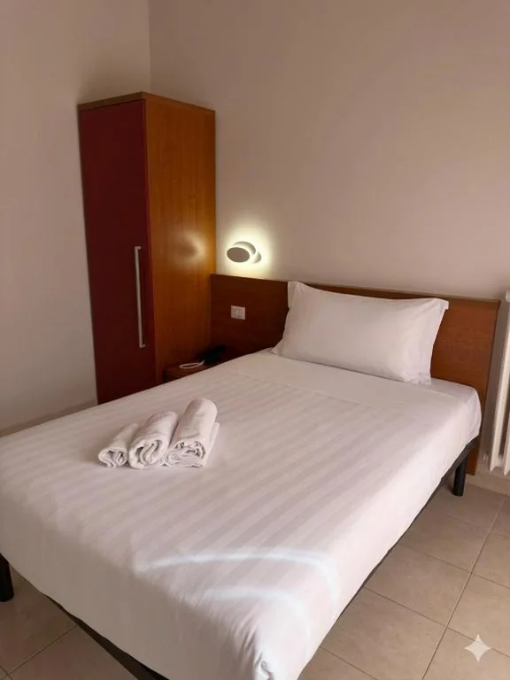 Single Room with a Queen Bed — Casa Per Ferie Canobi 18