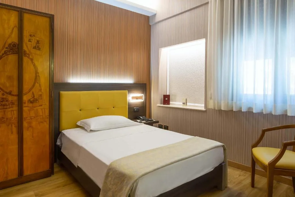 Single Room with Small Double Bed — Hotel Santa Prisca